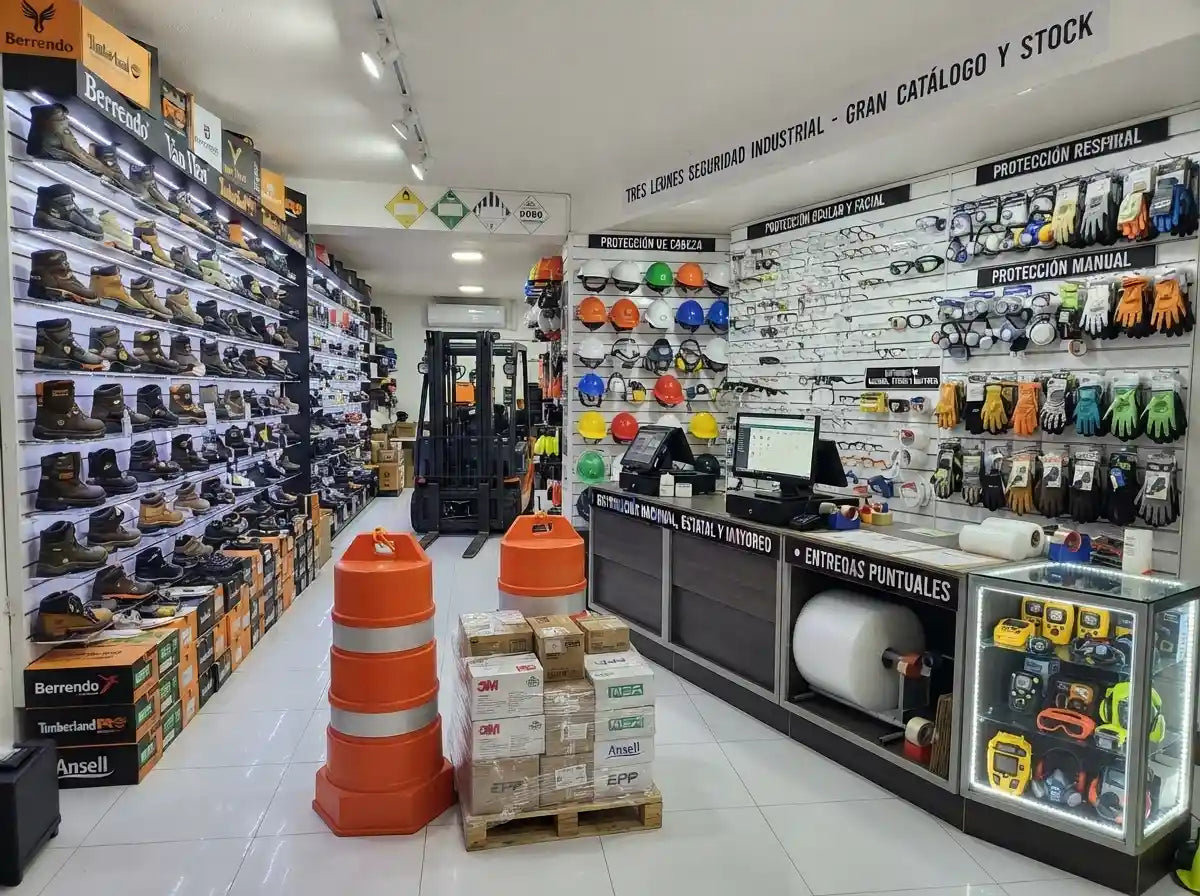 Exhibición de diversos artículos de equipo de protección personal incluyendo cascos, lentes, guantes y chalecos reflejantes